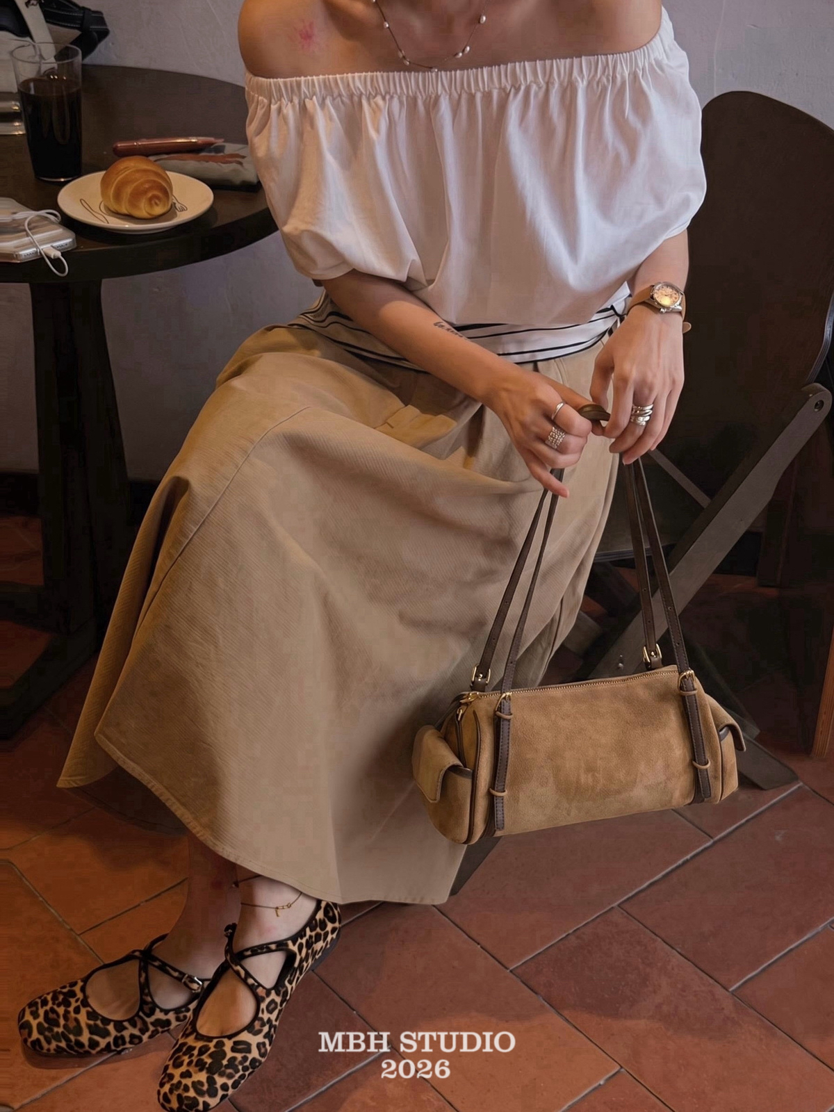 MBH Matte Leather Color-Block Baguette Shoulder Bag - Image 4